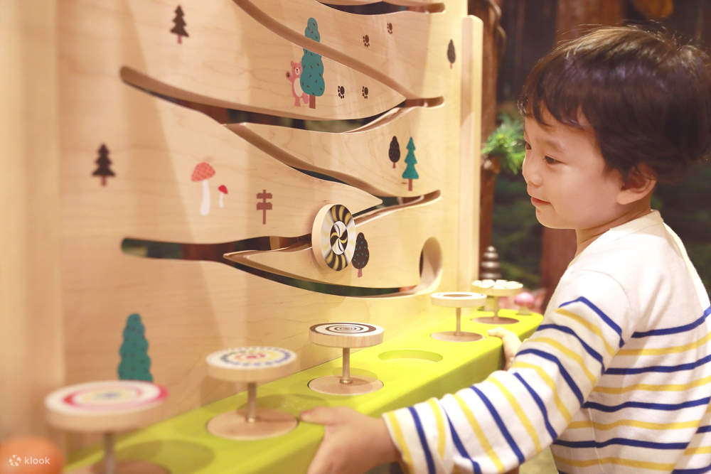 Psychedelic Spin - Le volant d'inertie monte et descend la pente, tournant de plus en plus vite, créant une expérience visuelle dynamique et vertigineuse. Certaines parties danseront et tourneront, et peuvent également produire divers mélanges de couleurs